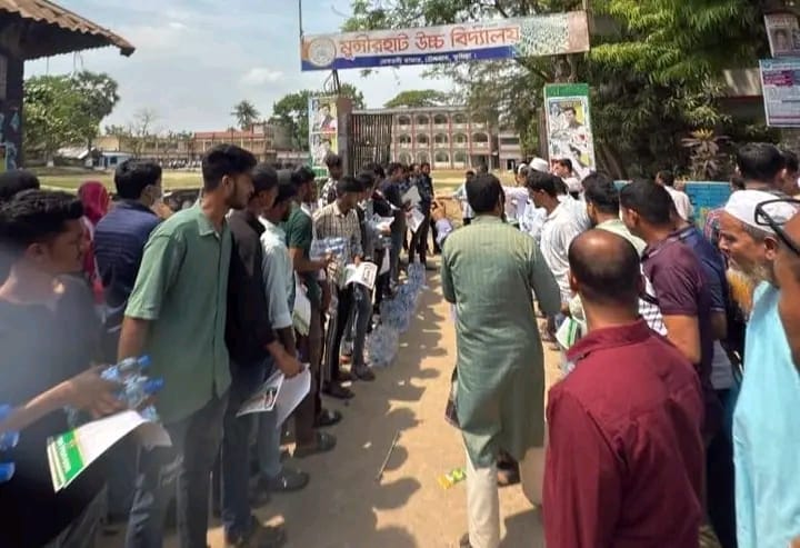 চৌদ্দগ্রামে মুন্সীরহাট পরীক্ষা কেন্দ্রে বিএনপি ও ছাত্রদলের পানি ও রুটিন বিতরণ।