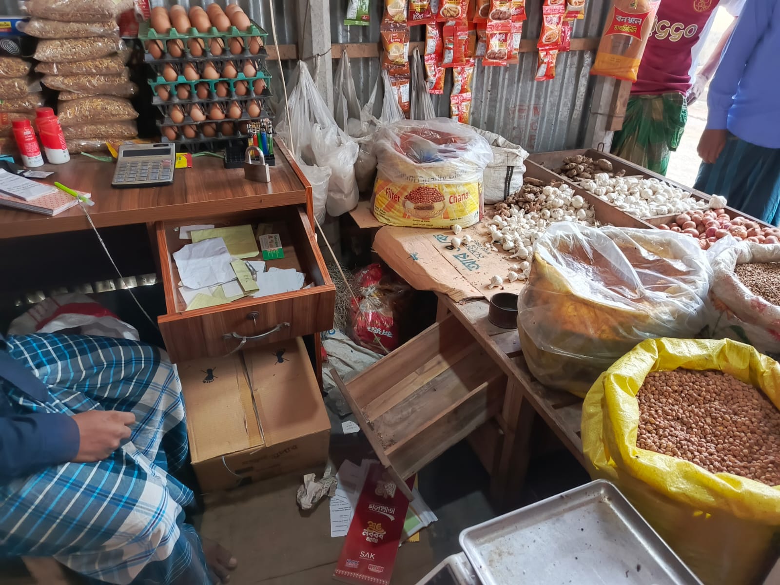 কাজিপুরে সোনামুখী বাজারে দুই দোকানে চুরি