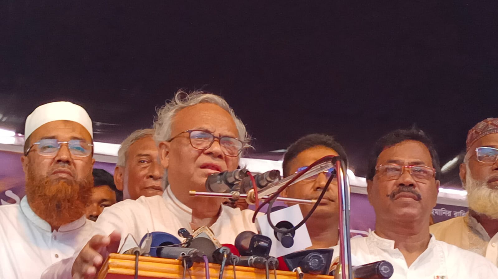 তারেক রহমান জুলাই গণতন্ত্রের ধ্রুবতারা, তাকে নিয়ে বাজে মন্তব্য করবেন না-কুড়িগ্রামে রিজভী ।