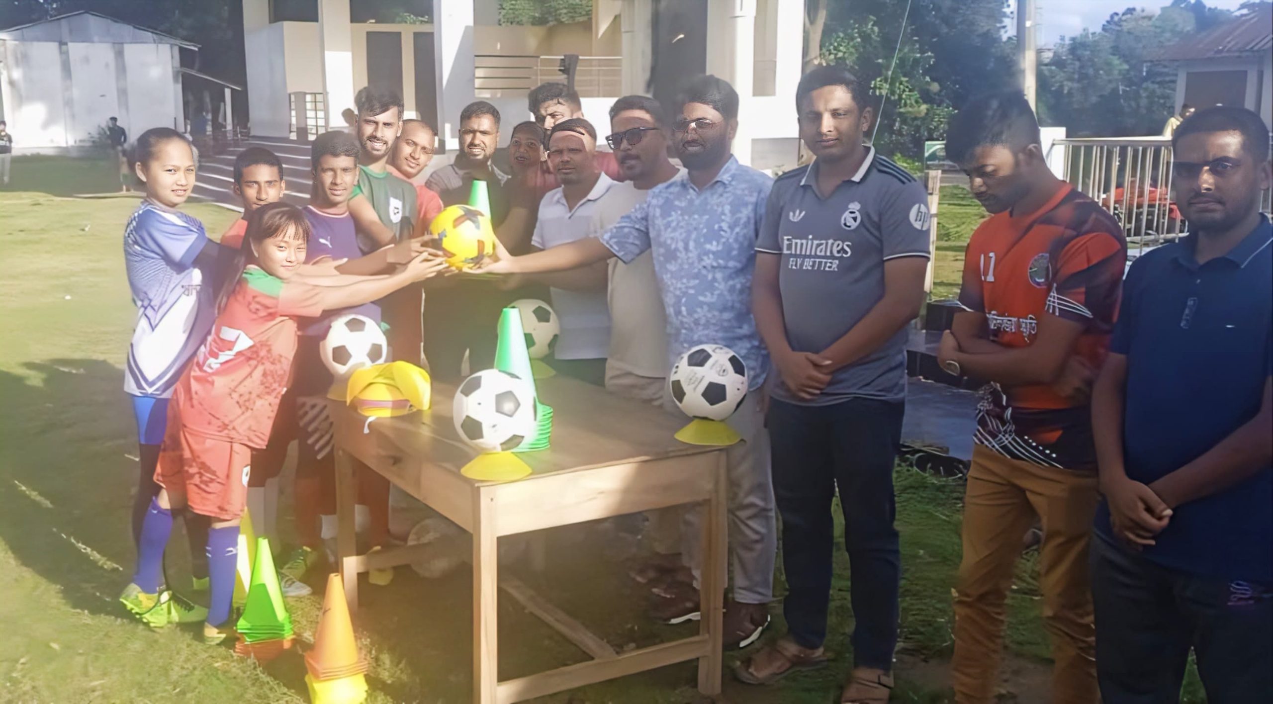 খেলোয়াড়দের উন্নয়নে পানছড়িতে স্বেচ্ছাসেবক দলের ক্রীড়া সামগ্রী বিতরণ ।
