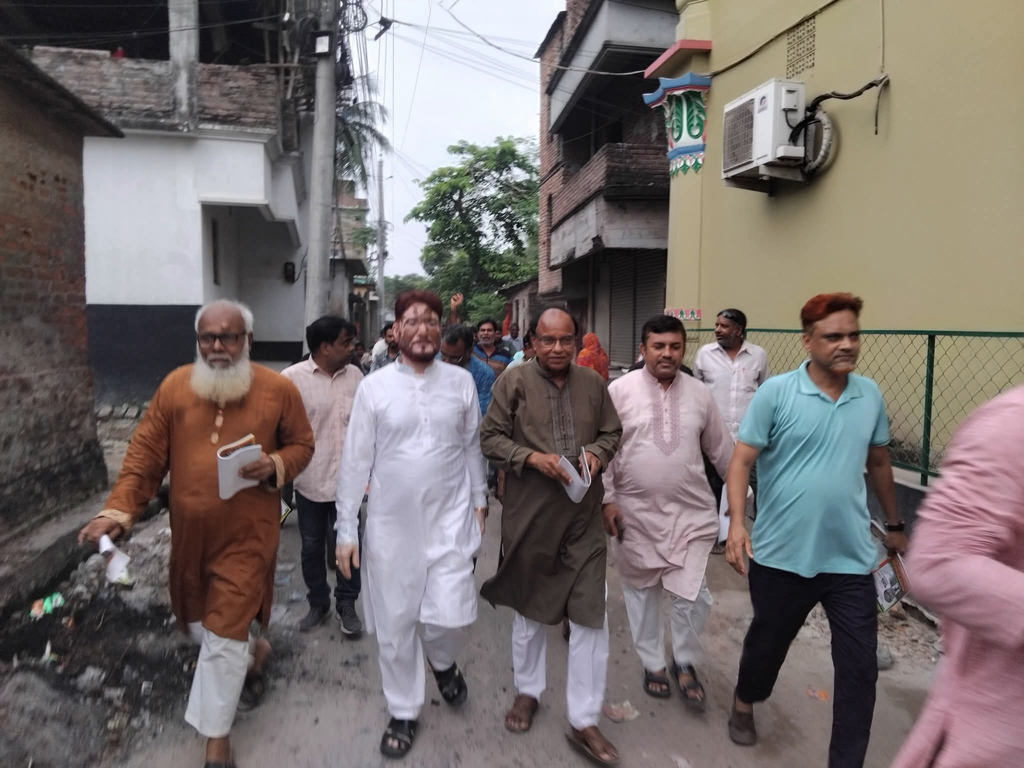 চাঁপাইনবাবগঞ্জে গোলাম জাকারিয়ার গণসংযোগ কার্যক্রমে লিফলেট বিতরণ