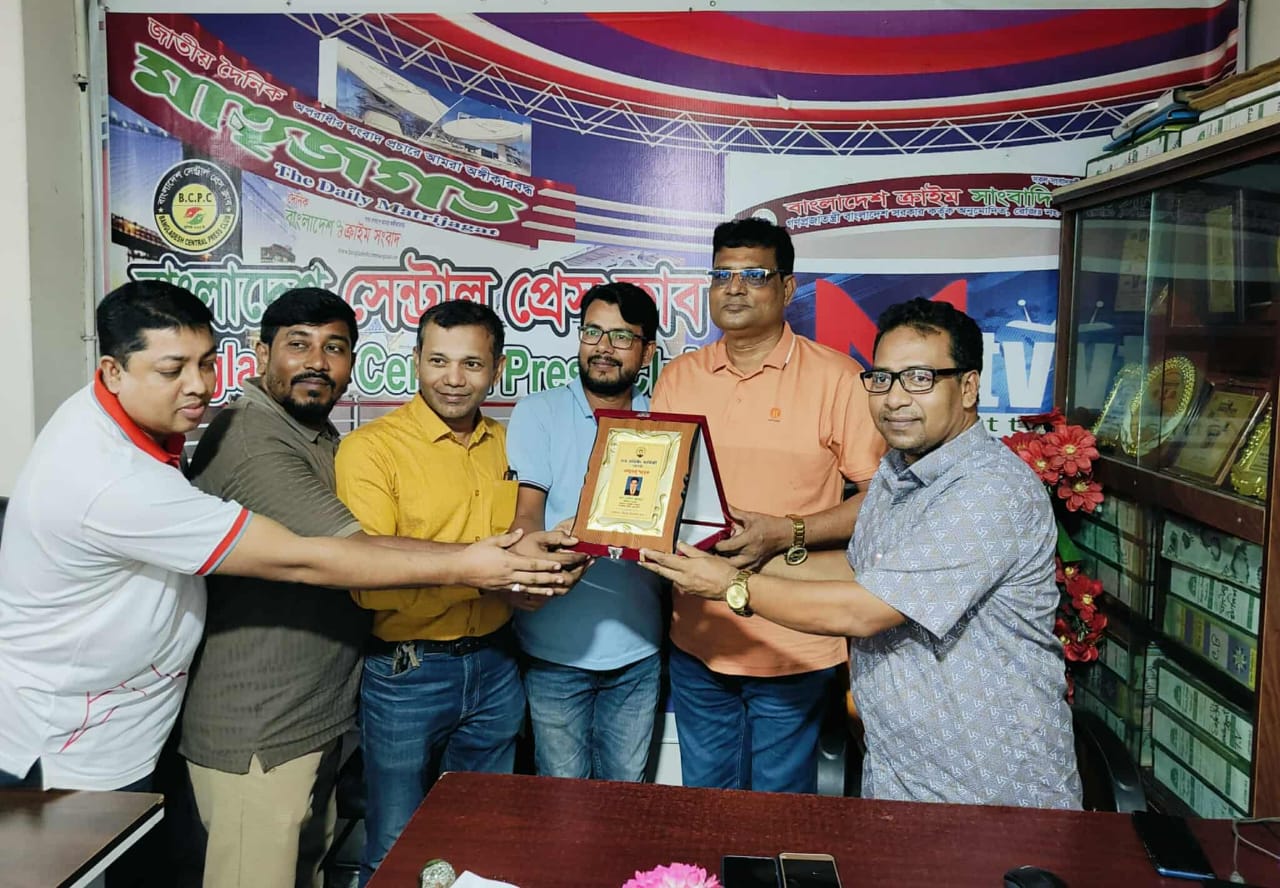 মিরপুর রিপোর্টার্স ক্লাবের বর্ষপূর্তি উদযাপনে (B.C.P.C)-এর প্রতিষ্ঠাতা সভাপতি মানবতার ফেরিওয়ালা খান সেলিম রহমানকে বিশেষ সম্মাননা প্রদান।