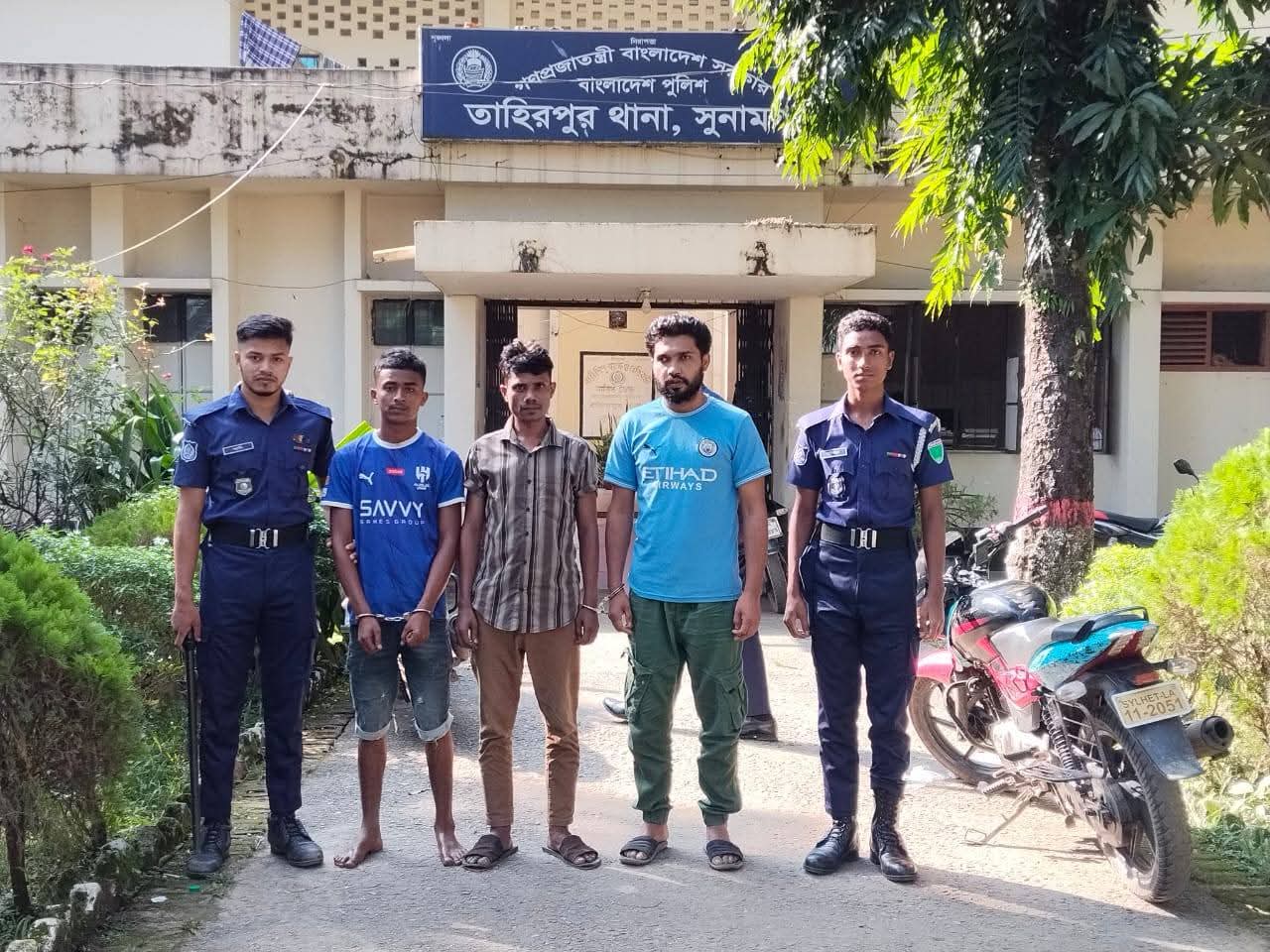 তাহিরপুরে যাদুকাটার পাড় কেটে বালু উত্তোলনঃ চার জনের দুই মাসের কারাদণ্ড