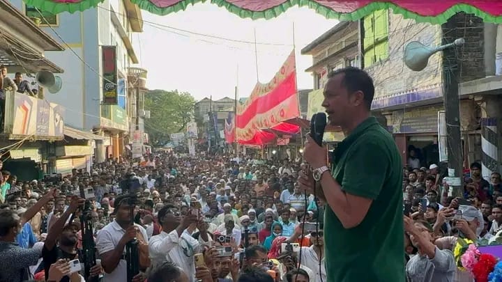 জামালগঞ্জের সাচনা বাজারে আসনে ধানের শীষের মনোনয়ন প্রত্যাশী কামরুজ্জামান কামরুলের লিফলেট বিতরন ও জনসভায় জনতার ঢল