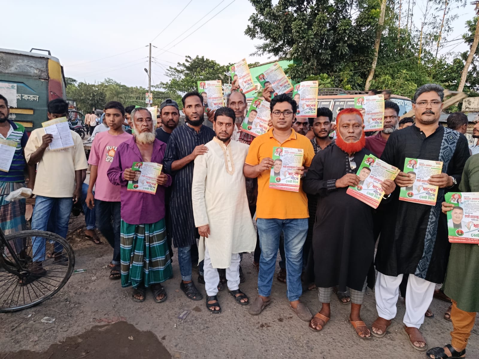 বাগেরহাটের মোরেলগঞ্জ উপজেলার সানকিভাঙ্গা ও সোলমবাড়িয়া বাসস্ট্যান্ডে বিএনপি’র গণসংযোগ ও লিফলেট বিতরণ কর্মসূচি