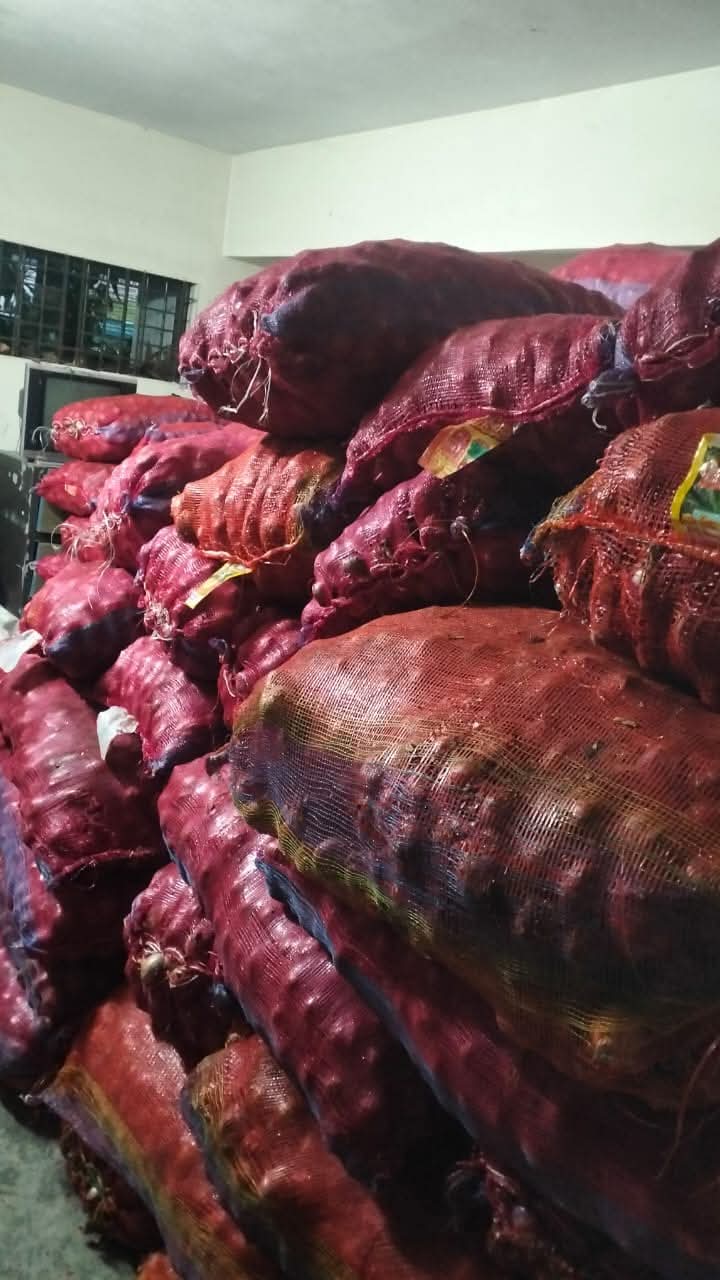 সিলেট এস এম পি ডিবির অভিযানে ভারতীয় পেঁয়াজ উদ্ধার।
