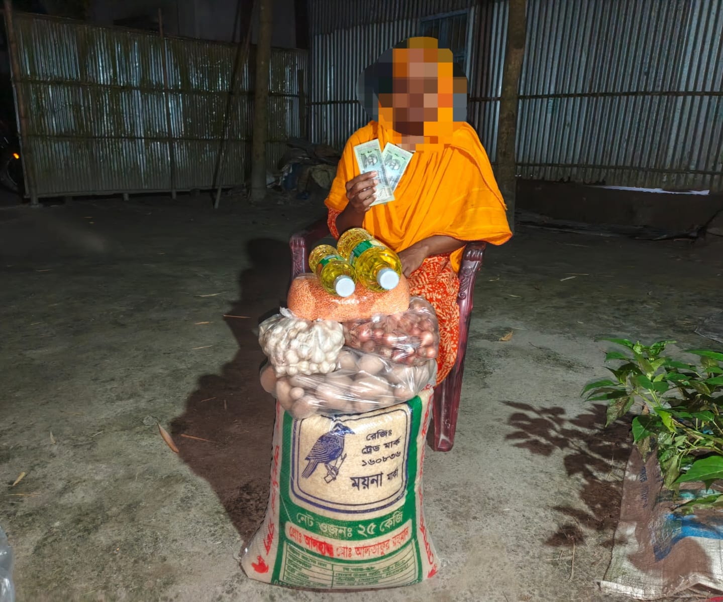 ক্যান্সার রোগে মৃত বুলবুল আহম্মেদের পরিবারকে খাদ্য সহায়তা প্রদান করলো ইউনিভার্সাল এমিটি ফাউন্ডেশন।