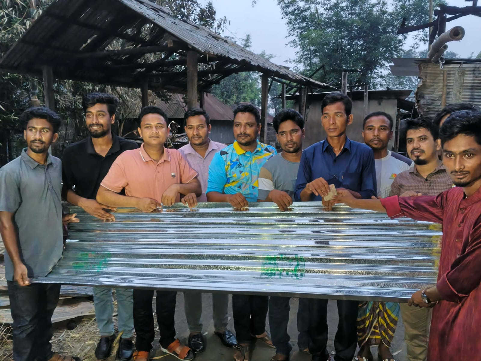 এ্যাড:হান্নান শাহ্ এর পক্ষ থেকে ভূল্লী উপজেলা ছাত্র দলের সহায়তা প্রদান।