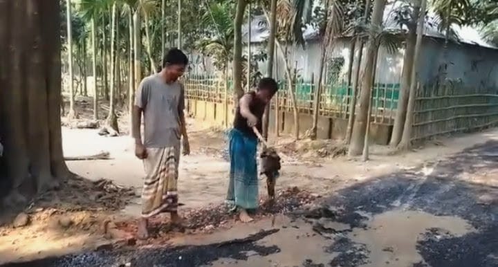 গাইবান্ধার সাদুল্যাপুরে ৩৮ লাখ টাকার সড়কের কার্পেটিং উঠে যাচ্ছে ১২ ঘণ্টায়, অনিয়মের অভিযোগ