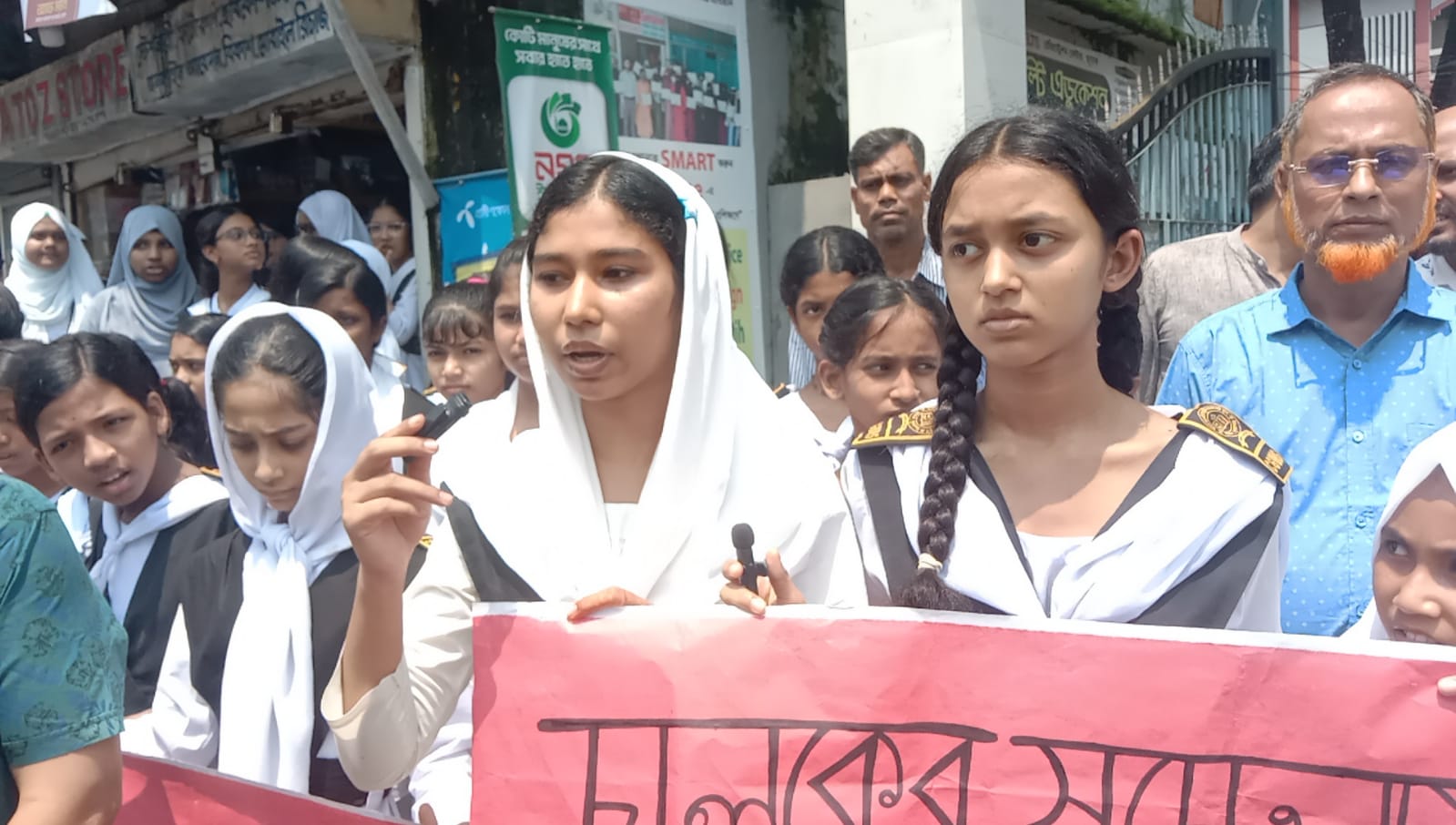 ছাতকে শিক্ষার্থী আহত হওয়ার প্রতিবাদে সহপাঠীদের মানববন্ধন সেলিম মাহবুবঃ ছাতকে সড়ক দূর্ঘটনায় ৬ষ্ঠ শ্রেণীর শিক্ষার্থী নিহা জান্নাত ফাতেমা গুরুত্বর আহত হওয়ার প্রতিবাদে মানববন্ধন ও প্রতিবাদ সভা অনুষ্টিত হয়েছে। মঙ্গলবার দুপুরে ছাতক সরকারি বহুমুখী মডেল উচ্চ বিদ্যালয়ের সামনে ছাত্র, ছাত্রী ও বিভিন্ন সামাজিক সংগঠনের আয়োজনে মানববন্ধন ও কর্মসূচি পালন করা হয়, ছাতক সরকারি বহুমুখী মডেল উচ্চ বিদ্যালয়ের ভারপ্রাপ্ত প্রধান শিক্ষক মোঃ মনিরুজ্জামান’র সভাপতিত্বে ও সহকারী শিক্ষক অজয় কৃষ্ণ পাল’র পরিচালনায় অনুষ্টিত মানববন্ধনে ও প্রতিবাদ সভায় বক্তব্য রাখেন শিক্ষক জিবেশ চক্রবর্তী, আবুল কালাম, সুব্রত দাস, লায়লা আঞ্জুমান আরা, তন্ময় চৌধুরী তপু, ১০ ম শ্রেণীর ছাত্রী শিক্ষার্থী উম্মে ফাতেমা স্পৃহা, দেবযানী রায়, ১০ ম শ্রেণীর ছাত্র সুজন বর্মন স্নেহ, এসময় শিক্ষার্থীদের সাথে ঐক্যমত পোষণ করে বক্তব্য রাখেন নিরাপদ ছাতক পৌর শহর ঐক্য পরিষদের আহবায়ক রিয়াজ আহমদ রাজু, যুগ্ম আহবায়ক, সাবেক কাউন্সিলর হাজি ছালেক মিয়া, সদস্য সচিব মাহবুবুর রহমান চৌধুরী স্বপন, ছাতক বাজার ব্যাবসায়ী ঐক্য পরিষদের সদস্য সচিব সাইদুল হক মধু, ঐক্যব্দ্ধ ছাতকের প্রতিষ্ঠাতা সদস্য, আইনজীবী সানী দাস, এসময় উপস্থিত ছিলেন ব্যাবসায়ী আমির জাহান, যুক্তরাজ্য প্রবাসী এবাদুর রহমান লিটন, রুমন আহমদ, জিয়াদ আহমদ, আশরাফুল হক খেলন, জয়নাল আবেদীন রফিকসহ প্রমুখ উপস্থিত ছিলেন। মানববন্ধন শেষে শিক্ষক প্রতিনিধি ও ছাতকের সামাজিক সংগঠনের নেতৃবৃন্দ ছাতক শহরের নিরাপদ চলাচল, ফুটপাত দখল মুক্ত এবং অপ্রাপ্ত বয়স্ক, নেশাগ্রস্হ চালকদের হাত থেকে কোমলমতি শিক্ষার্থী, শিশু, পথচারী ও ব্যাবসায়ীসহ সাধারণ মানুষের নিরাপত্তার লক্ষে উপজেলা নির্বাহী অফিসার মোঃ মহি উদ্দিন’র সাথে এক মতবিনিময় করেন তার কার্যালয়ে। এসময় উপজেলা নির্বাহী অফিসার বলেন আহত শিক্ষার্থীর উন্নত চিকিৎসার জন্য উপজেলা প্রশাসন পক্ষ থেকে তাৎক্ষণিক পাচঁ হাজার টাকা প্রধান করা হয়েছে। আগামী ২০ জুন ছাতক সচেতন নাগরিকদের সাথে এক আলোচনা সভার আহব্বান করা হয়েছে।