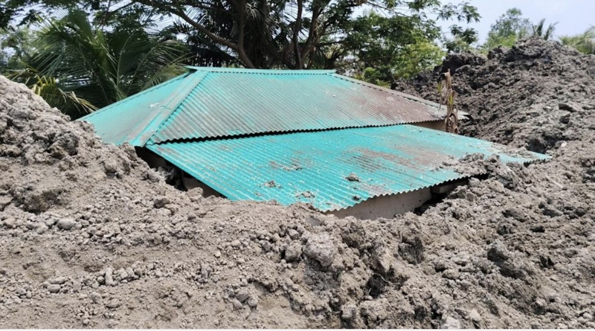 নদী খননের মাটি জমায় ডুমুরিয়ায় আশ্রয়ণ প্রকল্পের বাসিন্দাদের চরম দুর্ভোগ, জেলা প্রশাসকের পরিদর্শন