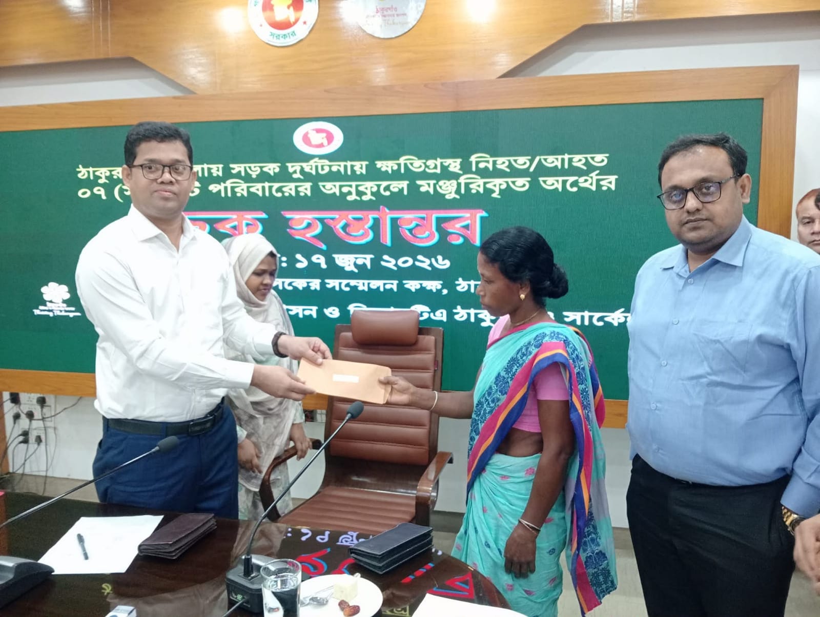 ঠাকুরগাঁওয়ে আহত নিহতদের মাঝে চেক বিতরণ