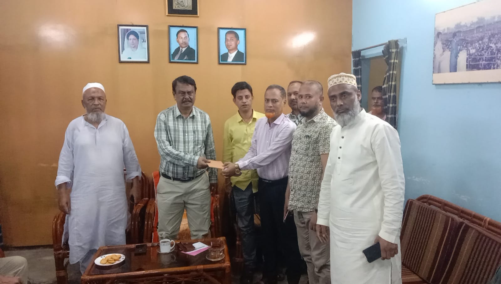 ছাতককে ‘মডেল পৌরসভা’ গড়ার অঙ্গীকার এমপি মিলনের: আহত ছাত্রীকে আর্থিক সহায়তা ​সেলিম মাহবুব, ছাতক (সুনামগঞ্জ) প্রতিনিধি ​ছাতক পৌরশহরকে একটি আধুনিক ও নিরাপদ মডেল পৌরসভায় রূপান্তরের ঘোষণা দিয়েছেন ছাতক-দোয়ারাবাজার নির্বাচনী এলাকার সংসদ সদস্য কলিম উদ্দিন আহমদ মিলন। বুধবার রাতে ছাতক উপজেলা বিএনপি কার্যালয়ে ‘নিরাপদ ছাতক পৌর শহর ঐক্য পরিষদ’ ও ছাতক বাজার ব্যবসায়ী নেতৃবৃন্দের সঙ্গে এক সৌজন্য সাক্ষাতে তিনি এ অঙ্গীকার ব্যক্ত করেন। একই সঙ্গে মানবিকতার নজির স্থাপন করে তিনি ছাতক সরকারি মডেল উচ্চ বিদ্যালয়ের ষষ্ঠ শ্রেণীর এক আহত ছাত্রীর উন্নত চিকিৎসার জন্য তাৎক্ষণিকভাবে নগদ দশ হাজার টাকা স্কুলের ভারপ্রাপ্ত প্রধান শিক্ষক মনিরুজ্জামানের হাতে তুলে দেন এবং ছাতক পৌরসভার প্রশাসককে ওই ছাত্রীর চিকিৎসায় আরও ২০ হাজার টাকা প্রদানের আহ্বান জানান। সভায় এমপি মিলন ছাতক পৌরসভাকে আধুনিকায়নে স্থানীয় ব্যবসায়ী ও সামাজিক সংগঠনগুলোকে সম্মিলিতভাবে এগিয়ে আসার আহ্বান জানিয়ে বলেন, নাগরিক সেবার মান নিশ্চিত করতে এবং শহরকে সুন্দরভাবে গড়ে তুলতে তিনি সর্বাত্মক প্রচেষ্টা চালিয়ে যাবেন। সভায় ব্যবসায়ী ও নাগরিক নেতৃবৃন্দ তাদের প্রস্তাবনায় পৌরসভার ভেতরে লাইসেন্সধারী ৪০০টি অটোরিকশা চলাচল নিশ্চিত করা, ঢাকা রোডের বাস টার্মিনাল শহরের বাইরে স্থানান্তর করা এবং ফুটপাত দখলমুক্ত করাসহ বিভিন্ন সমস্যা সমাধানে এমপি মহোদয়ের হস্তক্ষেপ কামনা করেন। মতবিনিময় সভায় অন্যদের মধ্যে উপস্থিত ছিলেন ছাতকের সাবেক কাউন্সিলর ও পৌর বিএনপির যুগ্ম আহ্বায়ক জসিম উদ্দিন সুমেন, পৌর বিএনপি নেতা তানিম আহমদ, ছাতক স্বেচ্ছাসেবক দলের আহ্বায়ক বাকি বিল্লাহ, নিরাপদ ছাতক পৌর শহর ঐক্য পরিষদের আহ্বায়ক রিয়াজ আহমদ রাজু ও সদস্য সচিব মাহবুবুর রহমান চৌধুরী স্বপন, ছাতক বাজার ব্যবসায়ী ঐক্য পরিষদের সদস্য সচিব সাইদুল হক মধু, ব্যবসায়ী হাজি আজমল আম্বিয়া, সালেহ আহমদ, আমির জাহান, শমছু মিয়া, শংকর দাস, সামাজিক ব্যক্তিত্ব মাহবুব মিয়া, এবাদুর রহমান লিটন, ব্যবসায়ী কামাল হোসেন, মাহবুবুর রহমান রুবেল, রুনু ঘোষ, খয়ার আহমদ, নেছার আহমদ, রুমন আহমদ, স্বেচ্ছাসেবক দল নেতা সোলেমান মিয়া, যুবদল নেতা আব্দুল মুনিম মামনুনসহ স্থানীয় ব্যবসায়ী, সামাজিক ও রাজনৈতিক দলের নেতৃবৃন্দ।