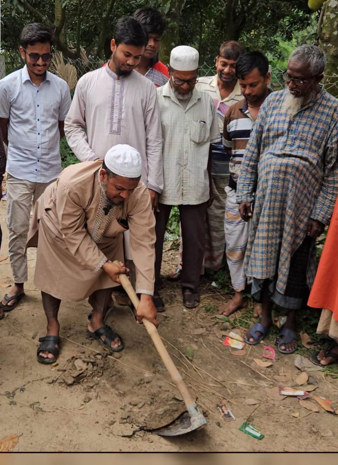 তানোরের কামারগাঁয় জামায়াত নেতা জুয়েল রানার উদ্যোগে হাপানিয়া গ্রাম উন্নয়ন প্রকল্পের শুভ সূচনা, উপস্থিত ছিলেন স্থানীয় নেতৃবৃন্দ