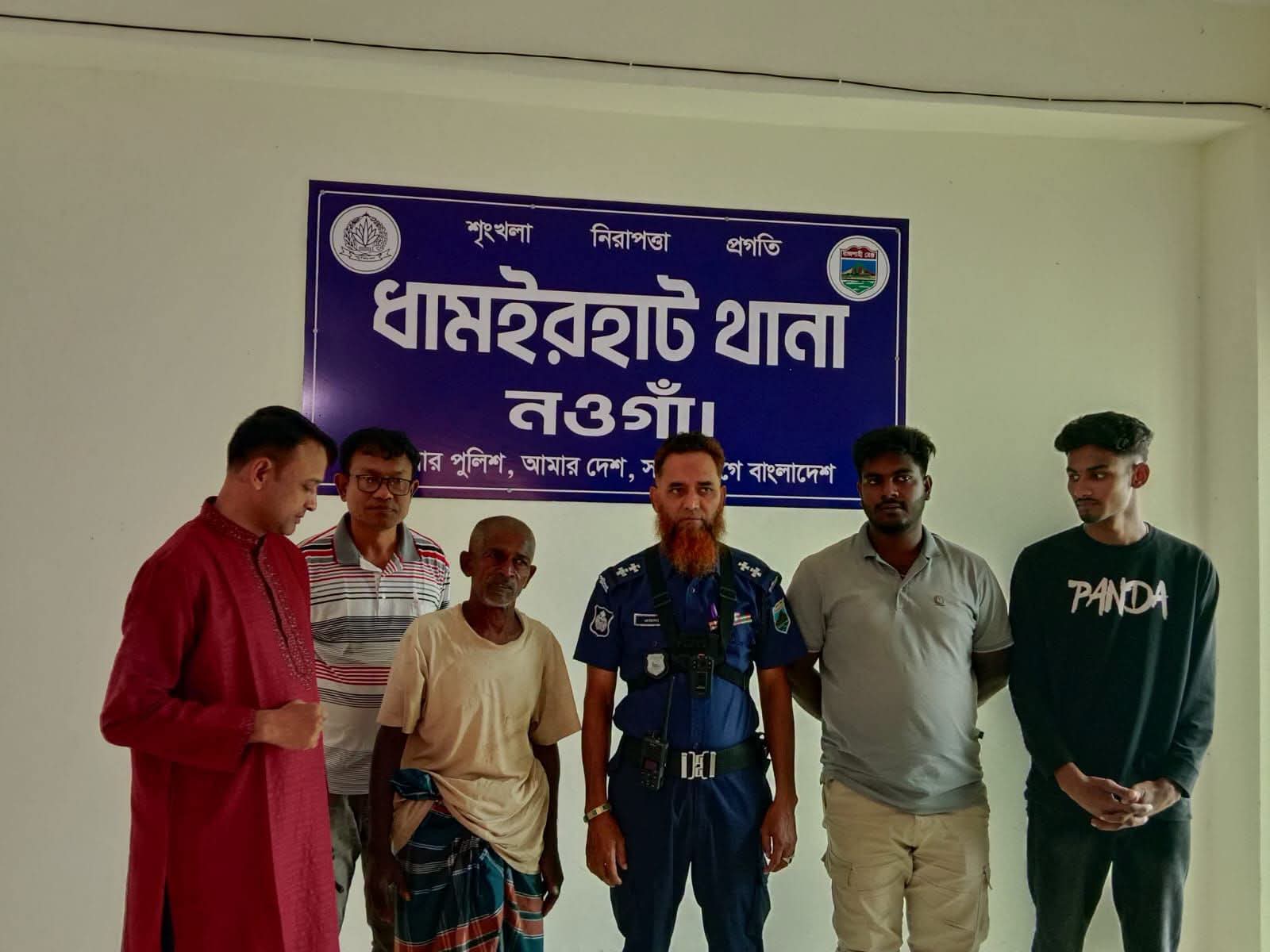 সীমান্ত থেকে উদ্ধার হওয়া বাক প্রতিবন্ধী বৃদ্ধের ৪ দিন পর মিলল পরিচয়; পরিবারের কাছে হস্তান্তর: