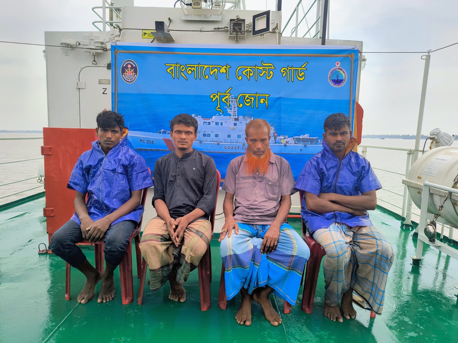 কুতুবদিয়ার পশ্চিমে গভীর সমুদ্রে ভাসমান ফিশিং বোটসহ ৪ জেলেকে জীবিত উদ্ধার করেছে কোস্ট গার্ড