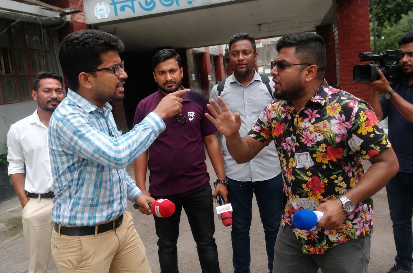 একই পেশা, একই পথ: প্রতিদ্বন্দ্বিতা, দ্বন্দ্ব ও মানবিক বাস্তবতার ব্যবচ্ছেদ