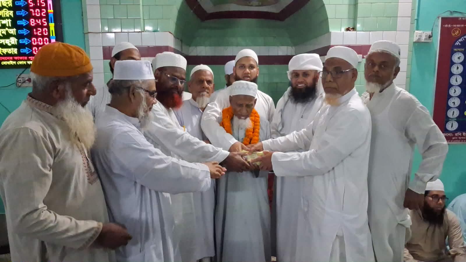 ৫০ বছরের খেদমত শেষে বিদায় নিলেন মুয়াজ্জিন রমজান আলী, সম্মাননায় সিক্ত